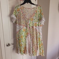 Free People Floral Dress/Tunic Size Medium Comes With Liner Can Be Worn As A Short Dress Or As A Tunic New Without Tags White Floral Patchwork Dress For Beach, White Beach Dress With Floral Patchwork, Casual White Dress With Floral Patchwork, Bohemian Short Sleeve Mini Dress For Daywear, White Floral Patchwork Short Sleeve Dresses, Flowy Casual Spring Tunic, Short Sleeve Bohemian Mini Dress For Daywear, Casual Flowy Tunic For Spring, Casual Yellow Boho Print Dress