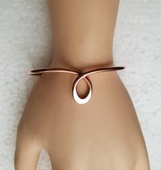 Copper cuff bracelet with hammered loop which I make with 10 gauge solid copper wire. It is available in 3 sizes, small, 5 inches, to fit about a 6 inch wrist, medium, 5&1/2 inches, fits about a 6&1/2 inch wrist, or large, 6 inches, for about a 7 inch wrist. The hammered loop lays flat against your wrist. Shipped in a gift box to protect during shipment. Copper Jewelry Diy, Handmade Copper Bracelet, Diy Wire Jewelry Rings, Silver Cuff Ring, Wire Wrapped Stone Jewelry, Hardware Jewelry, Wire Wrapped Jewelry Diy, Bijoux Fil Aluminium, Copper Cuff Bracelet