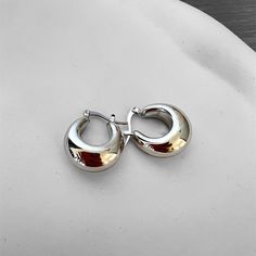 Orecchini basic ma con un tocco di originalità che non guasta mai ✨ In acciaio inossidabile, versatili e adorabili, non possono mancare sugli outfit di tutti i giorni 💖 Seleziona la tua variante preferita e aggiungila al carrello 🛒 Silver Minimalist Hoop Earrings With Plating, Minimalist Silver Plated Hoop Earrings, Silver Plated Everyday Hoop Earrings, Silver Plated Hoop Earrings For Everyday, Silver Hoop Earrings For Everyday, Silver Small Hoop Earrings With Plating, Tarnish Resistant Silver Round Earrings, Tarnish-resistant Silver Round Earrings, Silver Huggie Stainless Steel Earrings