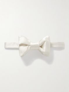 Take the hassle out of formal dressing with TOM FORD's pre-tied bow tie. It's made from lustrous silk-satin and has markers along the inside to find your desired fit with ease. Tom Ford Collection, Bow Tie For Men, Tom Ford Bag, Ford Accessories, Tie For Men, Pre Tied Bow Tie, John Hardy, Mens Bow Ties, Fine Jewelry Designers