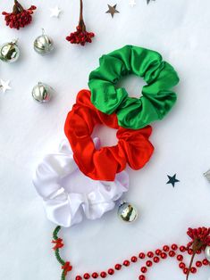 Classic Christmas Scrunchies with bow, Holiday Scrunchie set, Satin Silk Scrunhie, Christmas Gifts, stocking stuffers by ChecaDesignStudio on Etsy Christmas Hair Color Ideas, Christmas Hair Color, Christmas Scrunchies, Diy Hair Scrunchies, Christmas Hair Accessories, Arm Accessories, Handmade Scrunchie, Velvet Hair, Christmas Hair