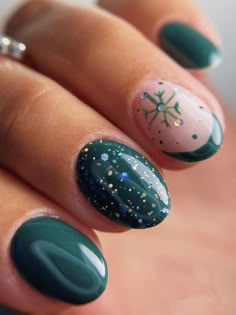 Green Winter Nails Short, Holiday Gel Nails Short, Christmas Gel Nail Art, December Gel Nails Short, Short Almond Nails Designs Winter, Christmas Nails Simple Classy Green, Short Christmas Nails Green, Green Winter Nail Designs, Dark Green Holiday Nails