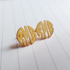 Circle Monogram Earrings,Gold Monogram Stud Earrings,Personalized Monogram Earrings,Initial Stud Ear Initial Stud Earrings, Spring Jewelry Trends, Pendulum Earrings, Bday Wishlist, Initial Earrings Studs, Gifts For Mothers, Monogram Earrings, Monogrammed Gifts, Bead Bar