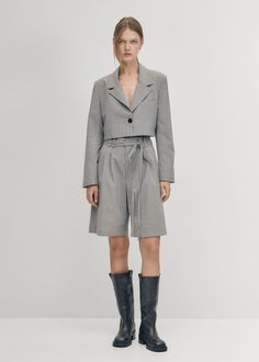 Grey cropped blazer Gigi is a cropped blazer cut from a fine wool blend to a single-breasted silhouette. Hitting just above the natural waist, this style plays well with high-rise jeans, skirts, and pants. On top of that, we’ve kitted it out with a lapel collar and shoulder pads taken from traditional tailoring.