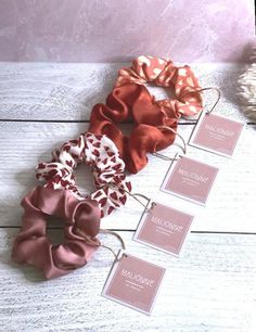 Scrunchies Design Ideas, Scrunchie Business Packaging, Selling Scrunchies, Scrunchies Aesthetic Packaging, Scrunchies Business, Scrunchies Hairstyles, Scrunchies Product Photography, Diy Hair Scrunchies, Arm Accessories