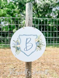 a sign that is on the side of a wooden pole in front of a fence