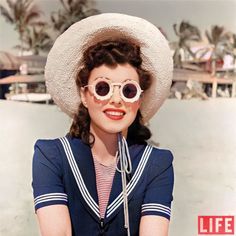 Miami Beach 1940s 1940s Tropical Fashion, Vintage Glam Fashion, 1940s Fashion Women, 1940s Women, Florida Outfits, Tropical Fashion, Retro Beauty, Vintage Swimwear, Vintage Wardrobe