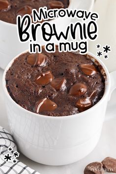 microwave brownie in a mug with chocolate chips on top and the words microwave brownie in a mug above it