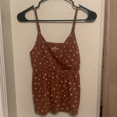 Hollister Flower Top Summer Brown Tops With Floral Print, Beige Floral Print Summer Tops, Summer Beige Floral Print Tops, Brown Feminine Summer Tops, Feminine Brown Tops For Spring, Feminine Brown Summer Tops, Brown Floral Print Tops For Beach, Brown Floral Print Top For Brunch, Hollister Tank Tops