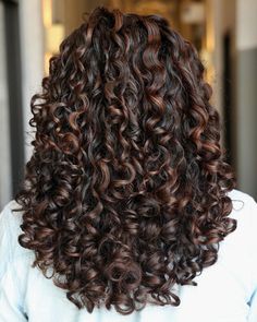 Curly Balayage Hair, Curly Highlights, Dark Curly Hair, Dyed Curly Hair, Natural Curly Hair Cuts, Highlights Curly Hair, Brown Curly Hair, Curly Hair Photos, Dark Hair With Highlights