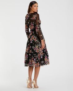 Cette robe de cocktail à col en V présente des manches et un corsage transparents, une jupe trapèze longue et des ornements floraux à paillettes sur toute la longueur. L'encolure, les poignets des manches et la taille naturelle sont rehaussés d'une bordure en velours noir.


 Mac Duggal

 Tissu brodé (100% polyester)

 Corsage partiellement doublé ; manches semi-transparentes ; jupe entièrement doublée

 Col en V

 Manches longues

 Coussinets de poitrine

 Détails brodés floraux

 Fermeture écl Knee-length Floral Embellished Evening Midi Dress, Evening Midi Dress With Sheer Sleeves And V-neck, Fall Gala Dress With Sheer Sleeves, Floral Embellished V-neck Gala Dress, Floral Embellished V-neck Dress For Gala, Embellished V-neck Fall Dresses, Floral Embellished V-neck Evening Dress, Floral Embellished Midi Cocktail Dress, Floral Embellished Midi Dress For Cocktail