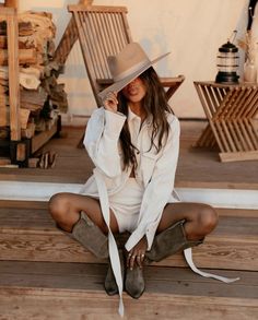 // j u l i e Glamping Fashion, Glamping Outfit, Desert Photoshoot Ideas, Estilo Cowgirl, Foto Cowgirl, Desert Photoshoot, Western Glam, Look Boho Chic