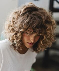 Kręcony Bob, Red Hair Pictures, Curly Hair Fringe, Fluffy Curly Hair, Balayage Blond, Mom Hairstyles, Natural Curly Hair, Hair Bob