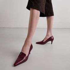 Our BLONDIE loafer-style pumps are sure to win you over. You'll find the characteristic elements of these two families of shoes that we love so much: pumps and moccasins. In fact, the decorative tabs on the platform, the pointed toes and the slight stiletto heels give them a feminine, vintage look, while remaining timeless thanks to their black coloring.This model fits slightly large.Heel: 6cmMade in: Spain Loafer Style, Loafers Style, The Platform, Model Fits, Vintage Look, Moccasins, Vintage Looks, Bordeaux, To Win