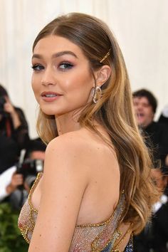 Check more at https://howcandothis.com/hairstyleideas/51025/ Event Hairstyles, Graduation Hairstyles, בר מצווה, Long Wavy Hair, Elegant Hairstyles, Gigi Hadid, Thick Hair, Down Hairstyles, Bridesmaid Hair