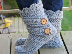 Woman's Slipper Boot - this is not a free pattern but love the look of these boots! Crochet Boots Free Pattern, Crocheted Shoes, Crocheted Socks, Crochet Footwear, Crochet Gloves Free Pattern, Mukluk Boots, Crochet Slipper Boots, Boots Pattern, Crocheted Slippers