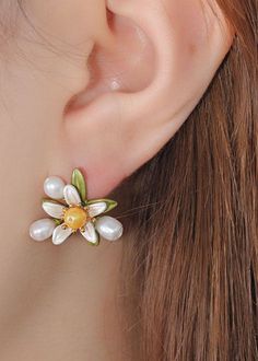 Handmade White Flower Metal Pearl Stud EarringsMade of fine Metal Pearl.Measurement: 1.8cm/0.702" * 1.6cm/0.624". Matches easily with daily hairstyle, dresses & Shirts Outfit Bar, Chiffon Long Dress, Pointy Toe Heels, Daily Hairstyles, Faux Fur Boots, Black Faux Fur, Earrings Stud, Pearl Stud Earrings, Pearl Studs