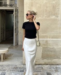 White Skirt Outfit Summer Classy, White Satin Maxi Skirt Outfit, Satin Skirt Outfit Classy, White Satin Skirt, Silk Skirt Outfit, Satin Outfit, Satin Skirt Outfit, White Skirt Outfits, Summer Office Outfits