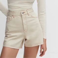 Sand / Tan Colored. Denim Style Cotton Fabric. Straight Design. Short Design. High Waist. Loops. Five Pockets. Zip And One Button Fastening. Trendy Beige Jean Shorts With Pockets, Beige Jean Shorts With Pockets For Spring, Summer Beige Cargo Jeans, Beige High-waisted Jean Shorts Casual, High Waist Beige Jean Shorts For Summer, Summer High Waist Beige Jean Shorts, Casual Beige High-waisted Jean Shorts, Trendy High-waisted Beige Shorts, Beige Denim Bottoms For Summer