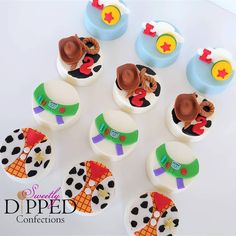 there are many cupcakes decorated to look like dogs and top hats on them