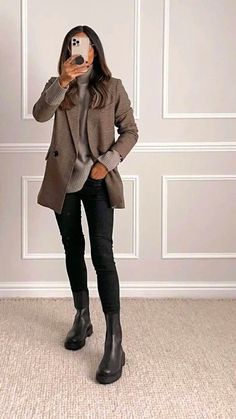 Discover the top trends in female lawyer fashion fall. Elevate your autumn wardrobe with stylish suits and cozy layers for professional women. Chelsea Boot Office Outfit, Black Bootie Work Outfit, Brown Boots Outfit Office, Chelsea Boot Work Outfit, Black Boots Work Outfit, Chelsea Boots Work Outfit, Chelsea Boots Outfit Women Fall, Chelsea Boots Outfit Winter, Boots Work Outfit