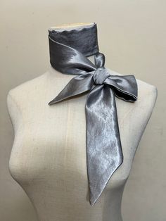 Neck Clothes Style, Silk Tie Upcycle, Tie Styling Women, Unique Accessories Fashion, Chic Silk Scarf For Party, Chic Silk Party Scarf, Silk Party Ties, Elegant Adjustable Sashes For Formal Occasions, Elegant Formal Adjustable Sashes