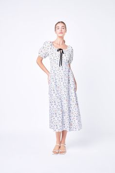 Este vestido largo con estampado floral ofrece la combinación perfecta de estilo y comodidad. Con un escote redondo largo y mangas cortas abullonadas, este vestido te permite tener la libertad de moverte y relajarte como quieras. El diseño fruncido añade un toque extra de carácter a cada vestido haciéndolo único y especial. Prepárate para causar sensación con este vestido atemporal y favorecedor.





 Escote redondo

 Longitud máxima

 Manga corta abullonada

 Reunido

 Cierre de cremallera lateral invisible

 Forrado

 Lavado de manos en frio

 No usa blanqueador

 No secar en secadora

 Plancha baja

 Exterior: 100% algodón

 Contraste: 100% Algodón

 Forro: 100% Algodón

 Exclusivo para decoración

 Exclusivo de Elástico









 BH816D

 Longitud total: 51,75 "Busto: 36,5"

 S

 MULT Scooped Neckline, Floral Print Maxi Dress, Floral Print Maxi, Flattering Dresses, 5 S, Maxi Dress With Sleeves, Invisible Zipper, Printed Maxi Dress, Scoop Neckline