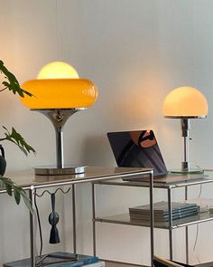 a table with two lamps on top of it