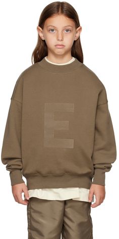 Long sleeve cotton-blend fleece sweatshirt in brown. Logo flocked at front. · Rib knit crewneck collar, cuffs, and hem · Rubberized logo patch at back · Hand wash Model measures 51 / 129.5 cm tall and wears size S. Please note that this item may not be shipped within the EU. Supplier color: Wood Size: child's height XXS: 36-41 / 91.5-104 cm XS: 41-44.5 / 104-113 cm S: 44.5-48.5 / 113-123 cm M: 48.5-53 / 123-134.5 cm L: 53-58 / 134.5-147.5 cm XL: 58-62 / 147.3-157.5 cm XXL: 63-67 / 157.5-170.2 cm Clothes Brand, Brown Logo, Fear Of God Essentials, Browning Logo, Logo Sweatshirt, Fear Of God, Fleece Sweatshirt, Knit Crewneck, Home Products