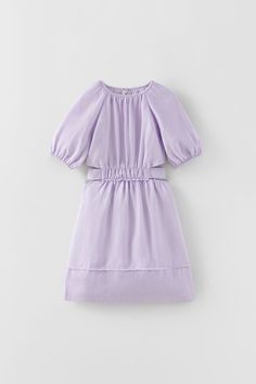 Linen dress with round neckline and short sleeves. Keyhole opening with a button at the back, decorative cutout at the waist. Back waistband, elastic details, pleats. MALLOW COLOR | 1345/072 Kids Girls Dress, Zara Girls Dresses, Quilted Dress, Dress With Cutouts, Embroidered Jumpsuit, Girl Trends, Dress Zara, Mauve Dress, Textured Dress