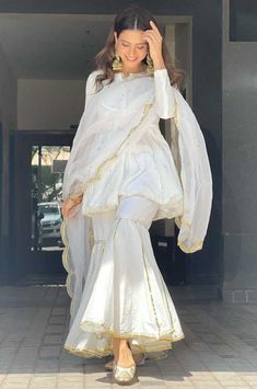 Sharara Designs Simple, Lawn Dress Design 2023, White Dress Design, Eid Dress Design, Summer Dress Design, 2023 Summer Dress, Lawn Dress Design, Scalloped Mirror, Sharara Designs