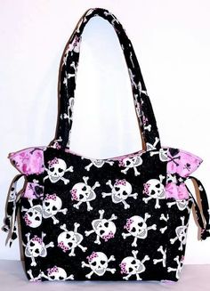 I'm going to make this!! Betsy Johnson Bags, Skull Handbags, Punk Style Outfits, Skull Purse, Skull Accessories, Skull Bags, Skull Clothing, Pink Bows, Black Skulls