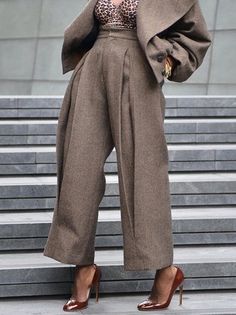 Elegant Plaid Blazer With Pockets, Timeless Plaid Blazer For Work, Mode Kimono, Mid Waist Pants, Nyfw Street Style, Leisure Fashion, Type Of Pants, Fashion Seasons, Notched Collar