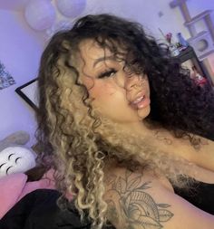 Brown With Blonde Money Pieces Curly Hair, Under Color Hair Curly, Black Curly Hair With Blonde Underneath, Curly Hair With Colored Ends, Dyed Hair Ideas Curly, Peek A Boo Highlights Curly Hair, Curly Hair Color Ideas Peekaboo, Curly Hair With Streaks Of Color, Two Color Curly Hair