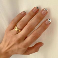 Nail art para noivas: francesinha metalizada (Foto: Reprodução/Instagram @betina_goldstein) Molten Nails, Molten Metal Nails, Metallic Nails Design, Silver Nail Polish, Chrome Nail Polish, Chrome Nail Art, Metallic Nail Polish, Molten Metal