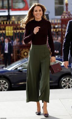 Kate Middleton pairs £3K Chanel bag with high street Jigsaw culottes Moda Kate Middleton, Düşes Kate, Looks Kate Middleton, Boss Style, Weekend Fashion, Kate Middleton Outfits, Perfect Fall Outfit, Middleton Style