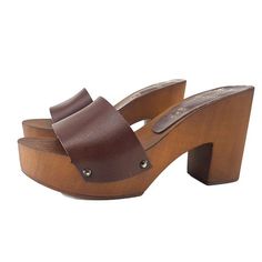 HANDMADE CLOGSwood-effect clogs made in italy-brown leather upper-heel 9 cm + plateau 3 cm-craftsman-madeDON'T FORGET TO CHECK THE SIZE BEFORE YOU COMPLETE THE ORDERSize and LENGTH OF THE SHOE ALONG THE CURVE:36 EU = 5 US = UK 4  = 23.50 CM37 EU = 6 US = UK 5  = 24.00 CM38 EU = 7 US = UK5.5 = 24.50 CM39 EU = 8 US = UK 6  = 25.00 CM40 EU = 9 US = UK6.5 = 25.50 CM41 EU = 10US = UK7.5 = 26.00 CM Brown Open Toe Clogs With 4-inch Heel, Brown Wooden Heels With Leather Sole, Wooden Platform Clogs With Round Toe, Brown Open Toe Wooden Clogs, Brown High Heel Clogs With Wooden Heel, Brown High Heel Sandals With Wooden Heel, Brown Platform Wedge Heel Mules, Brown Closed Toe Platform Clogs, Brown Leather Mules With Platform