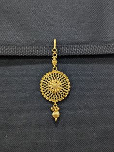 Please allow some variation in color. Length from hook: 3.75 inches. Width: 1.5 inches. Base material is copper alloy with light gold plating. Low height Large size Round Tikka. Nethi Chutti, Papidi Billa, Tika Jewelry, Tikka Designs, Maang Tika, Chain Headpiece, Hair Chains, Maang Tikka, Bridal Wear