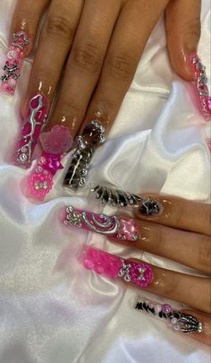 Rappers Nails, Early 2000s Nails, Trashy Y2k Nails, Hood Nails, Trashy Nails, Y2k Moodboard, 2000s Nails Acrylic, Junk Nails