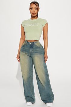 Fashion Nova Jeans Outfits, Butterfly Jeans Outfit, Tight Shirt Baggy Pants, Tops For Jeans, How To Style Baggy Jeans, Loose Fitting Jeans, Afrocentric Fashion, Cute Nike Outfits, Fashion Nova Jeans