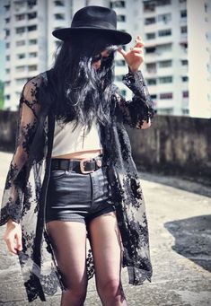 Alt Women Outfits, Boho Punk Style, Boho Punk Aesthetic, Gothic Boho Fashion, Witchy Style Modern Witch, Simple Alternative Outfits, Black Lace Kimono Outfit, Dark Boho Aesthetic