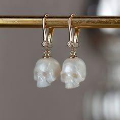 💀CUSTOM made to order Every single piece is hand-carved for the order. Please notice that every skull piece is unique and may have a slightly different shape  💀PEARLS:  Genuine White Freshwater Pearls  Ranging in size, from 11mm to 12mm.  💀Earrings: 14K Yellow Gold Diamond-Set Lever-Backs 💀 Authentic Metal Quality Guaranteed! Rest assured that all the metal qualities mentioned in the description are accurately represented. Occasionally, due to the small size of the product, a hallmark may no Pearl Skull, Carved Pearl, Fantasy Earrings, Earrings Gothic, White Pearl Earrings, Mode Hippie, White Pearl Earring, Gothic Earrings, Snake Jewelry