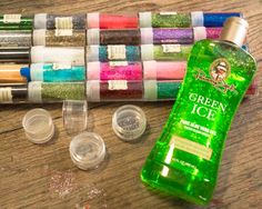 ingredients for DIY body glitter. To make body glitter, you need glitter, small upcycled containers, and aloe vera gel. Diy Body Glitter, Face Glitter, Green World, Green Craft, Rave Makeup, Edm Festival, Healthy Ingredients, Glitter Diy, Body Glitter