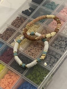 Diese schönen Clay Perlen Armbänder sind in der Farbe und im Design individualisierbar. Wörter können auch hinzugefügt und personalisiert werden. Homemade Braclet Inspiration, Clay Bead Aesthetic Ideas, Everyday Clay Bead Bracelet Ideas, Flat Bead Bracelet Color Combos, How To Attach A Clasp To A Clay Bead Bracelet, Earthy Clay Bead Bracelet, Clay Beeds Idea, Bracket Inspo Clay Beads, Clay Bead Bracelet Ideas Boyfriend