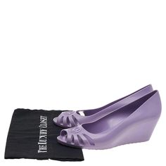 description: These fabulous Marola peep-toe jelly wedges by Gucci are crafted in jelly. They come with round peep toes and feature GG detailings at the vamps and the insoles are unlined. A quick pick for an effortless style!.gender: Women.includes: The Luxury Closet Packaging.Size: 38.Exterior Material: Jelly.Lining Material: Jelly.Insole Material: Jelly.Sole Material: Jelly.Origin: Italy.Closure Type: Slip On.Outsole Length: 23 cm.Outsole Width: 8 cm.Heel Size: 6.5 cm.Condition:.Good.EXTERIOR: Minor discoloration / scuffs. SOLE: Visible signs of use. INSOLE: Minor darkening. LINING: Minor discoloration. Gucci Designer Wedge Sandals With Round Toe, Gucci Summer Wedge Sandals, Chic Gucci Wedge Sandals For Summer, Chic Gucci Summer Wedge Sandals, Designer Gucci Wedge Sandals With Round Toe, Gucci Summer Wedge Heel Sandals, Gucci Round Toe Heels For Spring, Gucci Summer Wedge Sandals With Round Toe, Gucci Round Toe Wedge Sandals For Summer