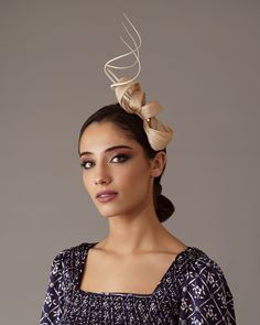 Beige bow fascinator with feathers. The small beige fascinator has been decorated with a bow and three ivory feathers. It is a small fascinator in neutral colors that combines perfectly with any dress. It is a very useful bow headpiece that you can have as "wardrobe" to use on any special Occasion like weddings, Ascot races, cocktails, Tea Party, Polo Cup, Horse races, Derby day... As it is decorated with elongated feathers, it makes this simple headdress stow the figure giving height and comple Elegant Beige Headpiece For Party, Beige Fascinator For Parties, Elegant Party Fascinator With Satin Bow, Beige Headpiece For Royal Ascot Party, Beige Headpiece For Kentucky Derby Event, Beige Party Fascinator, Beige Structured Crown Fascinator For Party, Cream Headpiece For Kentucky Derby Party, Summer Party Hair Accessory With Decorative Bow