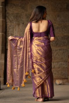 Tissue Cotton Sarees, Simple Silk Saree Look, Pink Sari With Contrast Blouse, Blouse Design For Tissue Saree, Pink Silk Saree Look, Casual Sarees Classy, Pink Tissue Silk Saree, Pink Colour Blouse Designs, Tissue Silk Saree Blouse Design