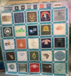 a quilt made to look like it has many different patches on the front and back