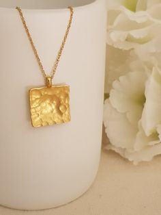 18K gold plated Hammered rectangle pendant necklace 18x18 mm with 16"/18"/20" ChainThis simple design is perfect for every day, layered or worn alone.Lovely as a bridesmaids gift or as wedding jewelry! Each necklace will arrive in a black gift box. Spring clasp closure on 2 mm chainPendant Hight -18 mm,Pendant Width -18 mm,Pendant Depth - 3 mm The gold plating is a high quality 3 microns 18k gold thickWeight: -4.3 GramModel is shown with 18 -inch chainSelect chain length at checkoutSKU TP0122 Small Gold Necklace, Rectangle Pendant Necklace, Rectangle Pendant, Square Necklace, Necklace Simple, Hammered Gold, Square Pendant, Handcrafted Rings, Wedding Jewellery Necklace