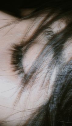 a woman's hair is shown in this close up photo